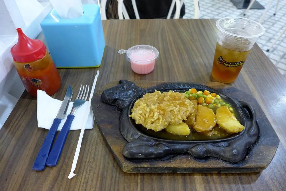 Tenderloin steak juicy di atas hot plate — CO.SERA Jambi
